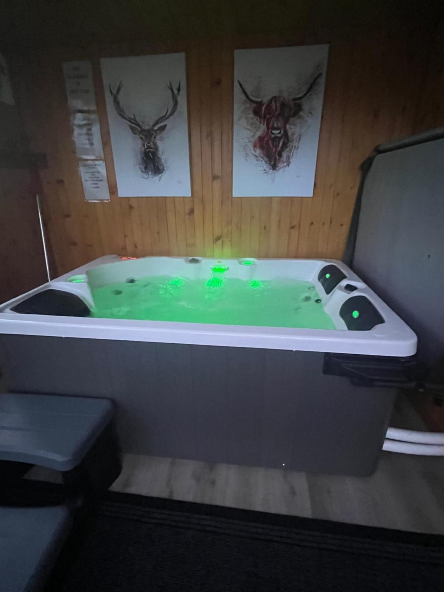 Ben Nevis Manor Lodge & Indoor Private Hot-Tub Fort William Exterior foto