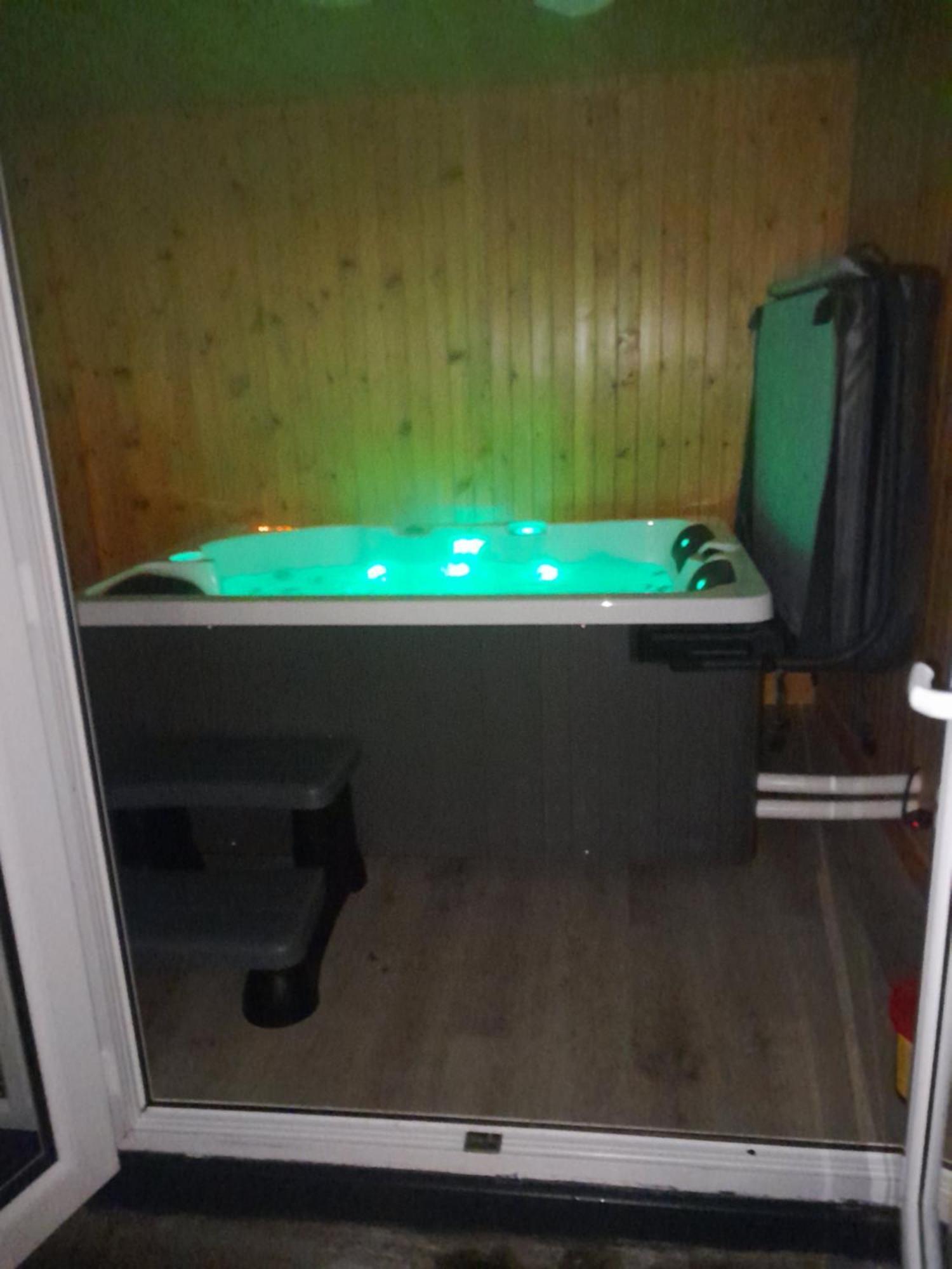 Ben Nevis Manor Lodge & Indoor Private Hot-Tub Fort William Exterior foto